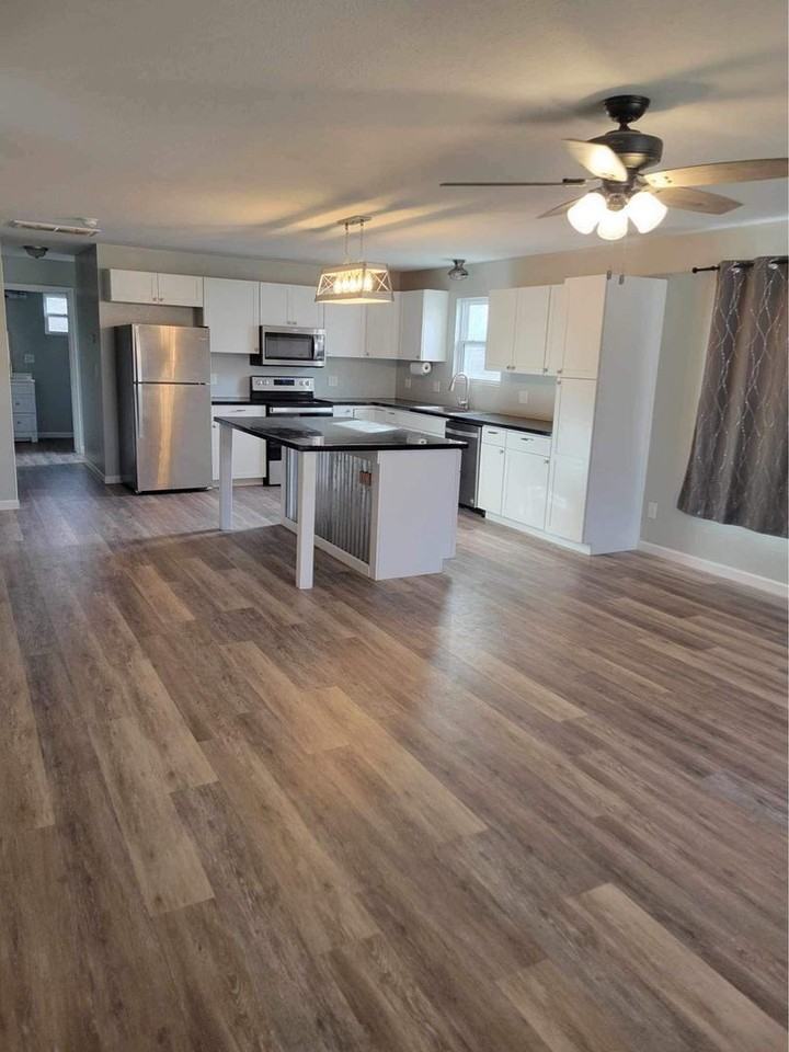 258 Hoover St - Photo 3 of 9