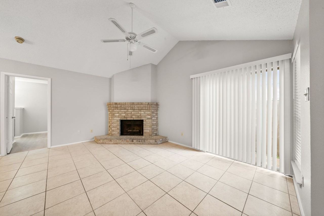 411 Greenlawn Blvd - Photo 3 of 29