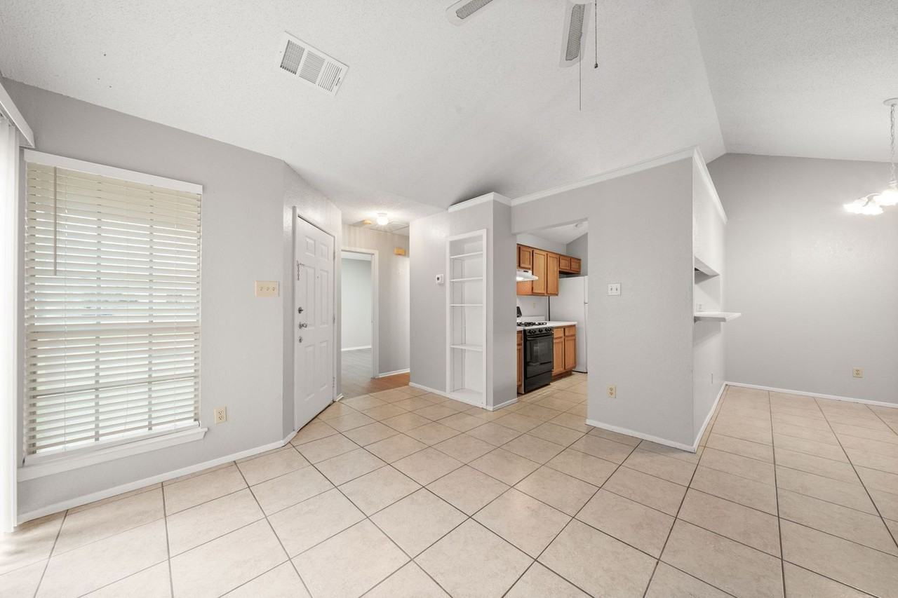411 Greenlawn Blvd - Photo 5 of 29