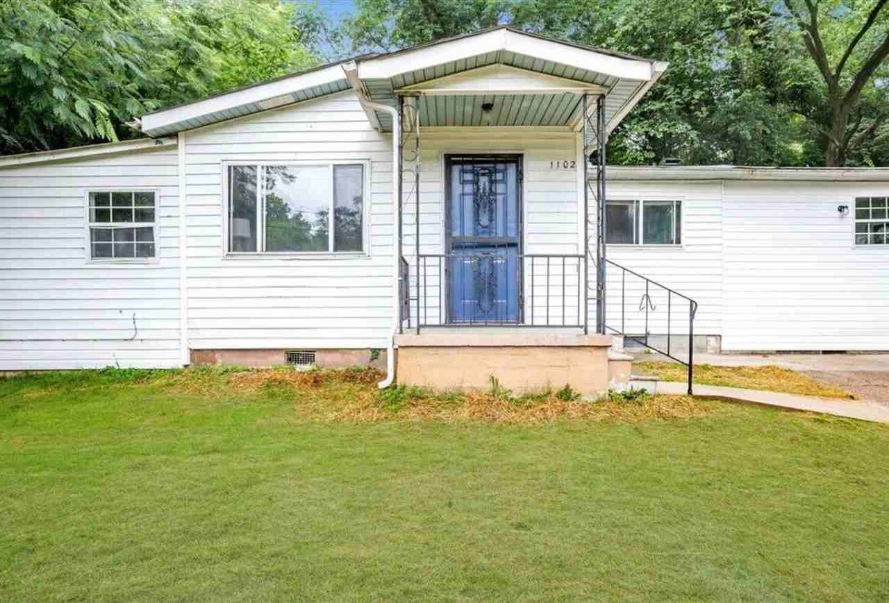 1102 Moss Dr - Photo 2 of 30