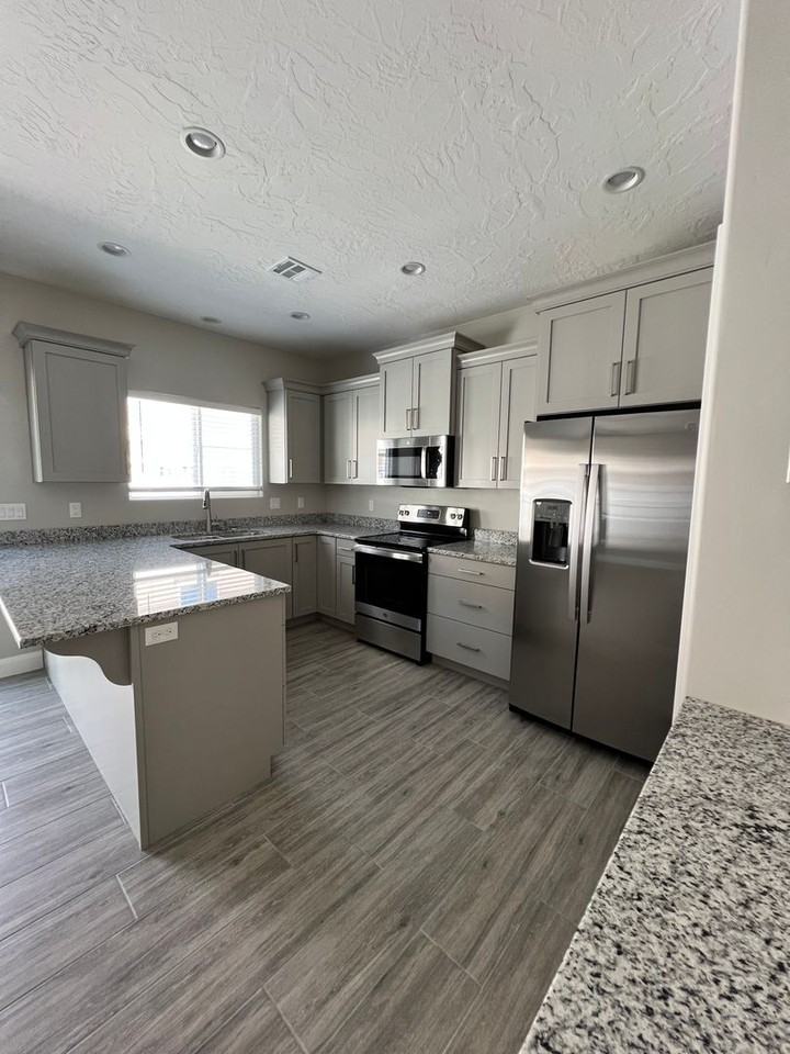 1042 S 1450 E #16 - Photo 4 of 23
