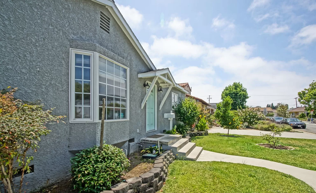 2404 Sebald Ave - Photo 3 of 50