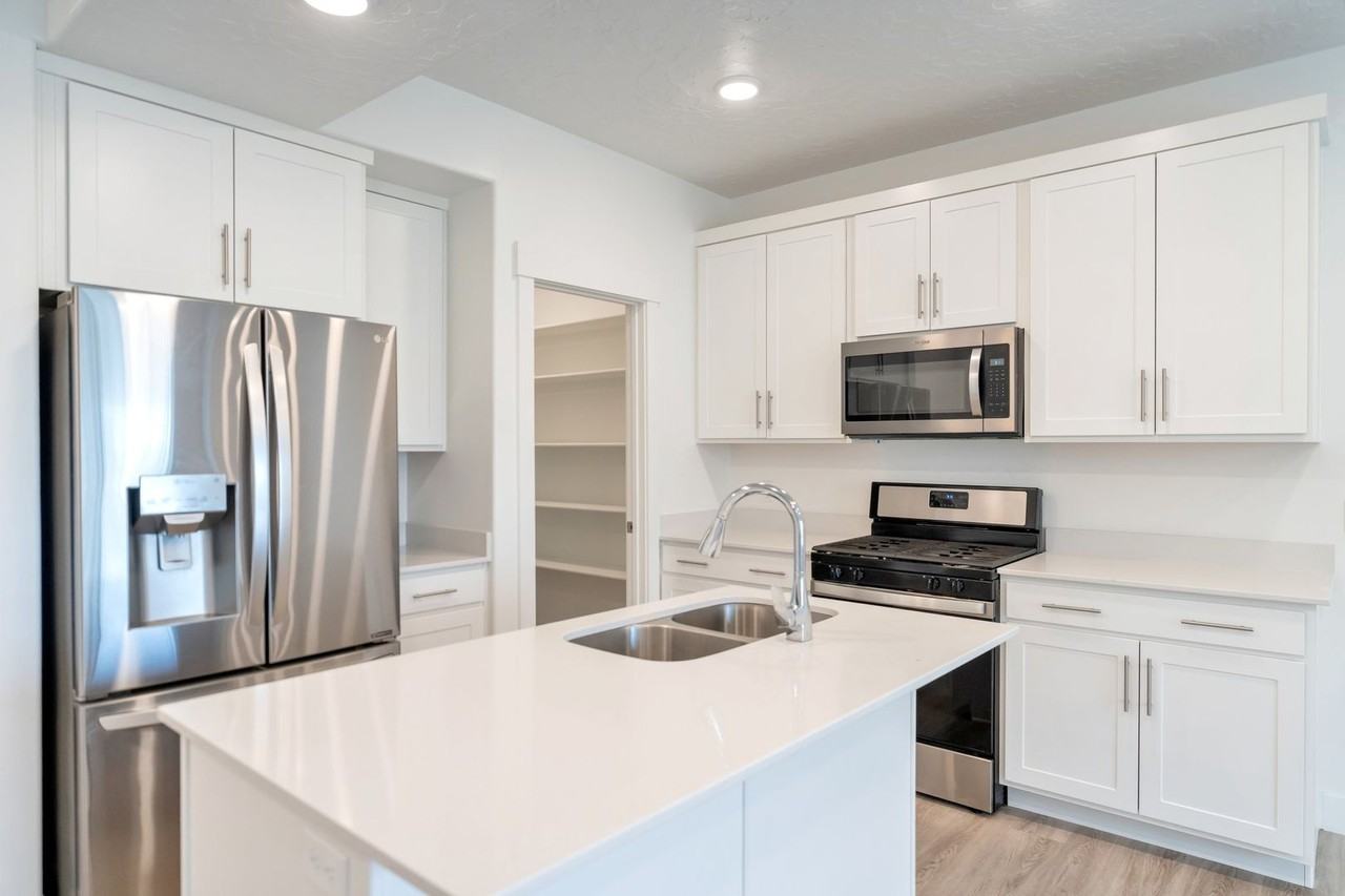 1137 N Haight Creek Loop - Photo 2 of 15