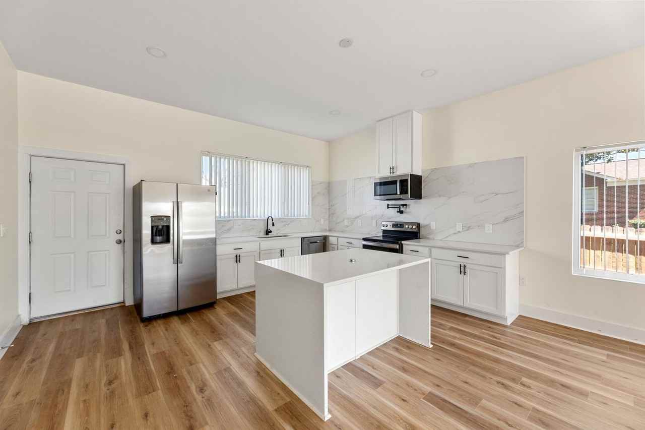 2100 St Paul St - Photo 4 of 33