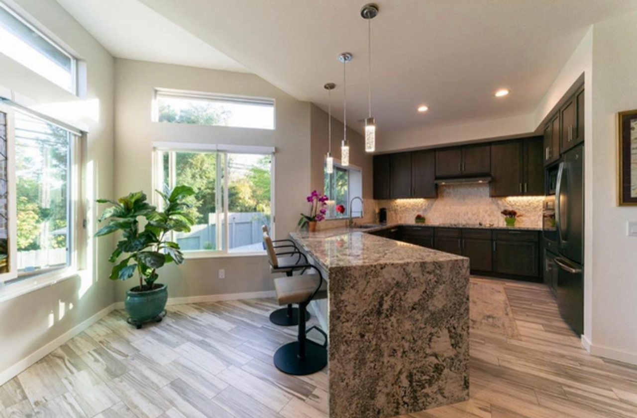 1050 Fox Run Ct - Photo 2 of 6