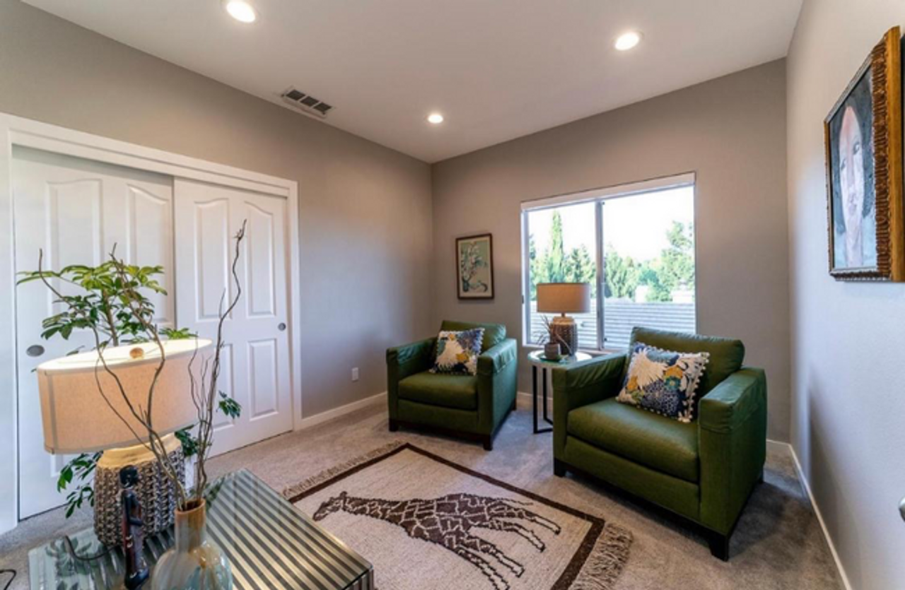 1050 Fox Run Ct - Photo 3 of 6