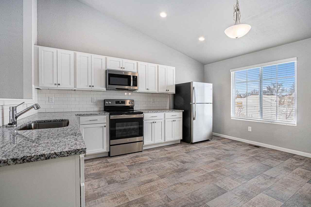 595 Courtyard Pl - Photo 2 of 20