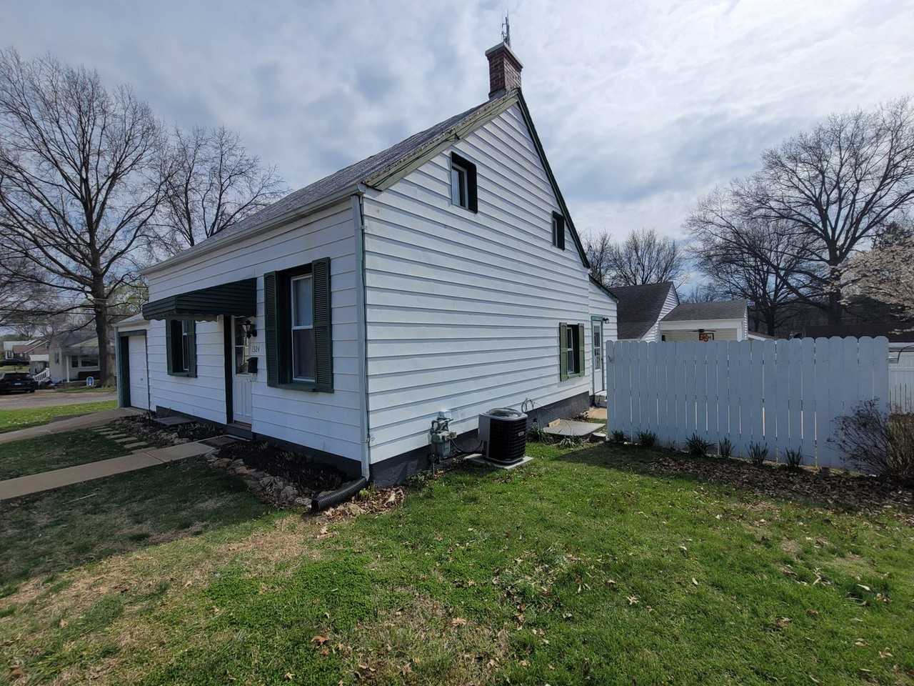 1324 E 6th St - Photo 3 of 22