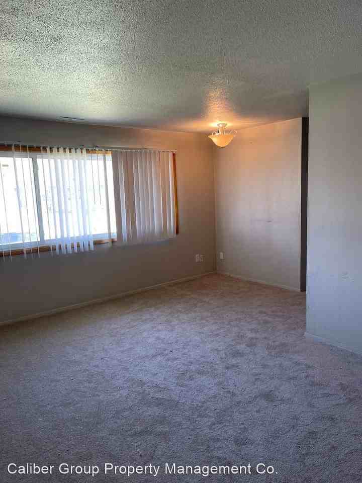 1133 Dixon Dr - Photo 2 of 6