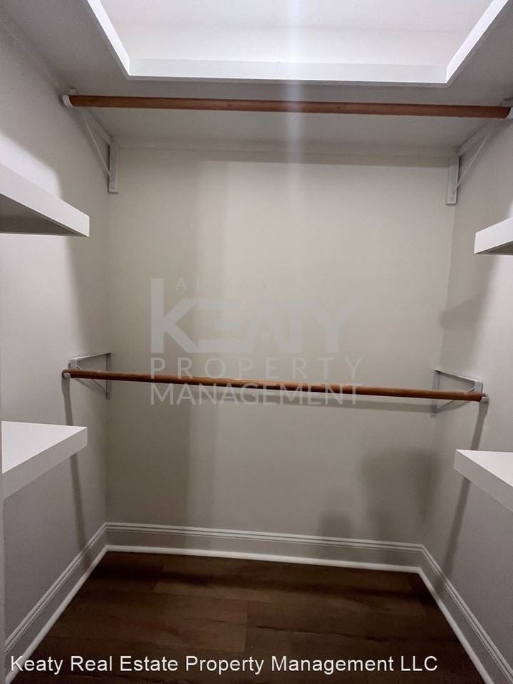 409 N Broadway St - Photo 2 of 15