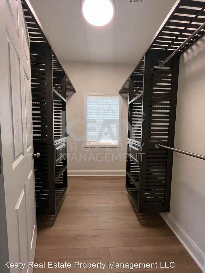 409 N Broadway St - Photo 3 of 15