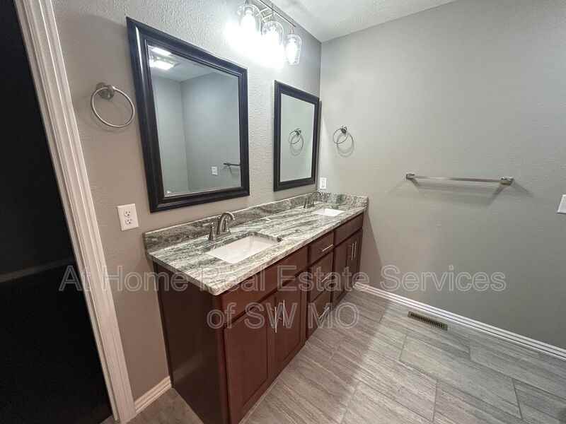 667 N Santa Monica Dr - Photo 5 of 6