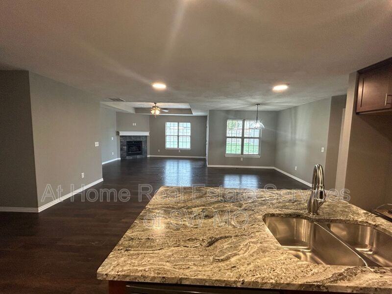 667 N Santa Monica Dr - Photo 3 of 6