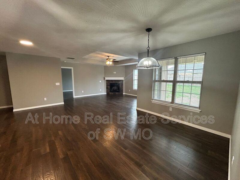 667 N Santa Monica Dr - Photo 2 of 6