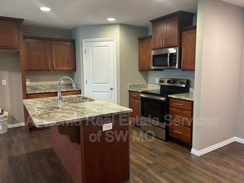667 N Santa Monica Dr - Photo 4 of 6