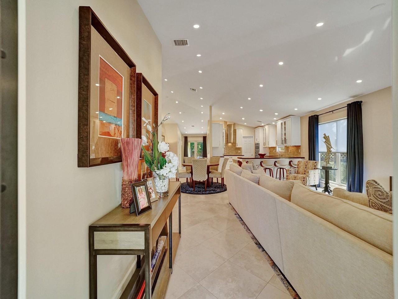 2510 Ne 7th Ave - Photo 2 of 19