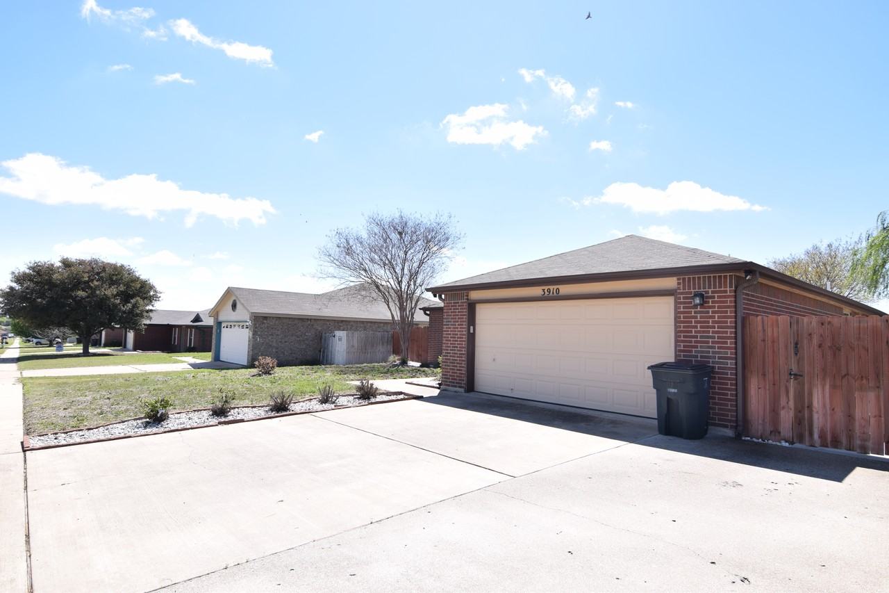 3910 Fieldcrest Dr - Photo 3 of 20