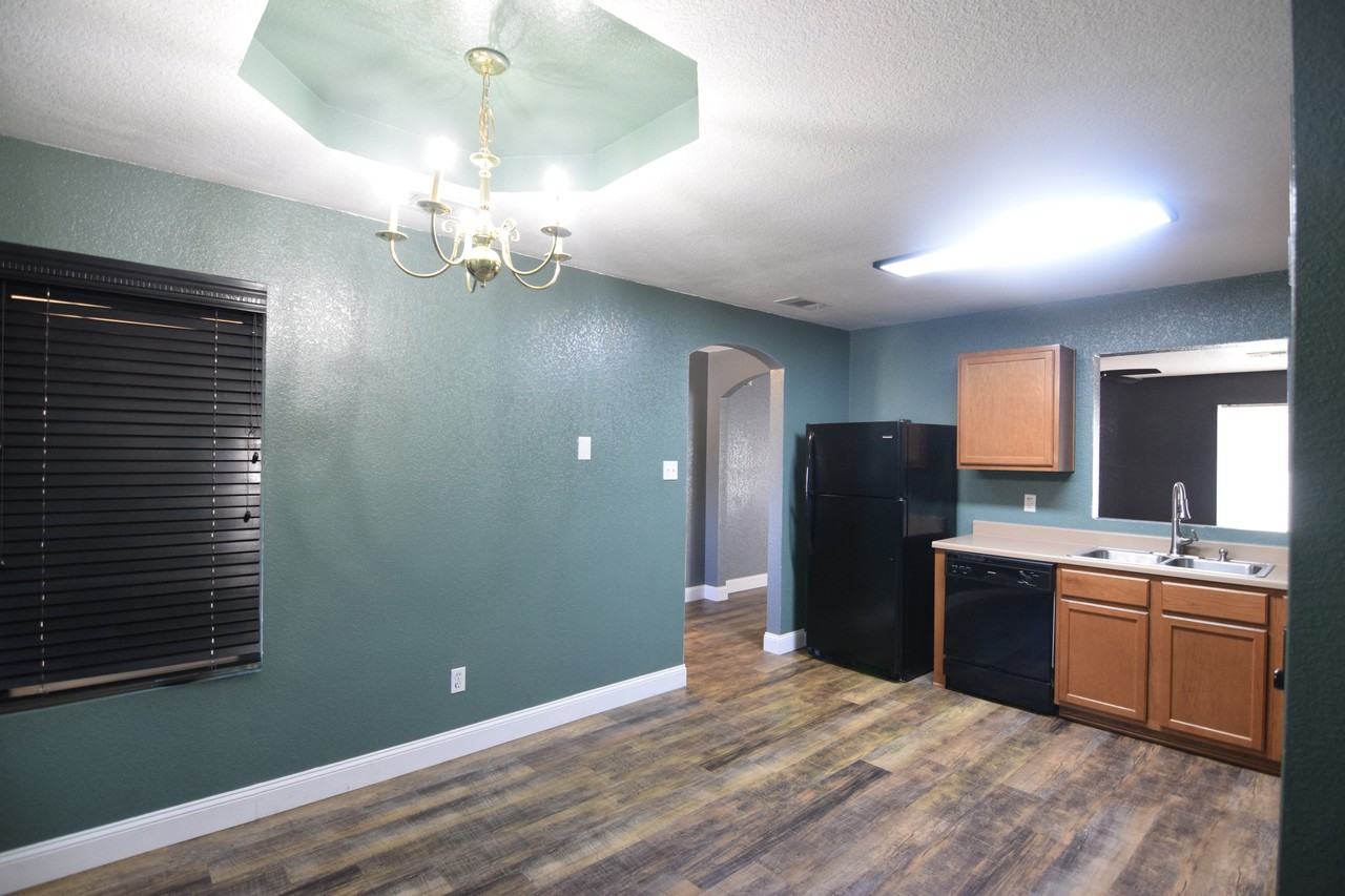 3910 Fieldcrest Dr - Photo 4 of 20