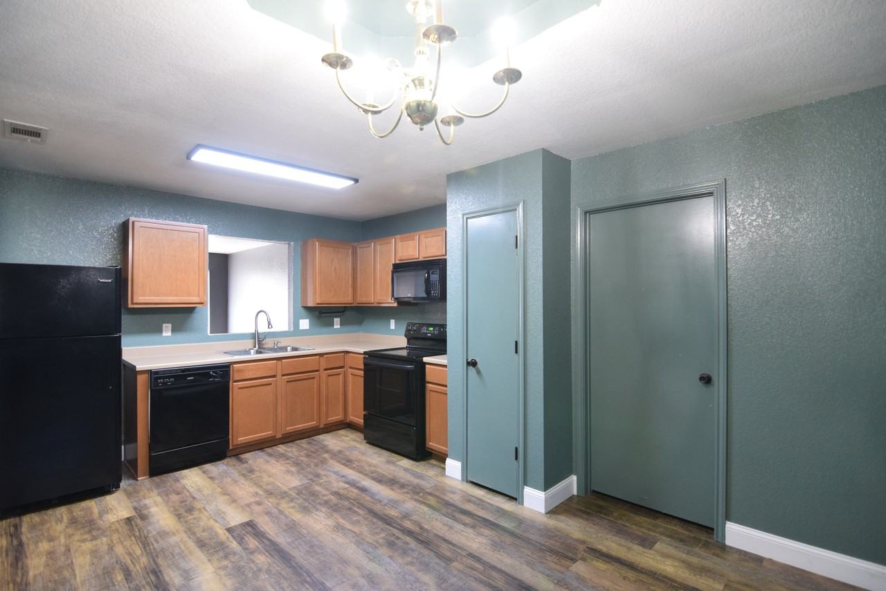 3910 Fieldcrest Dr - Photo 5 of 20