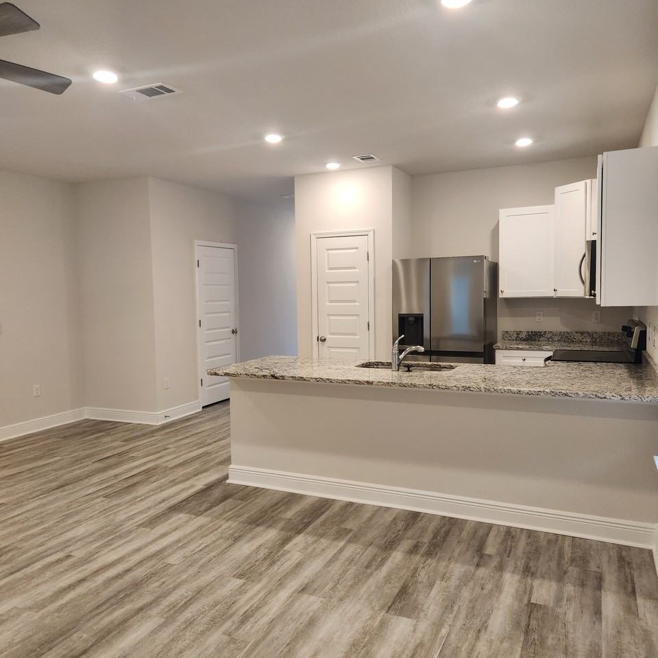1016 Mclaren Cir - Photo 4 of 22