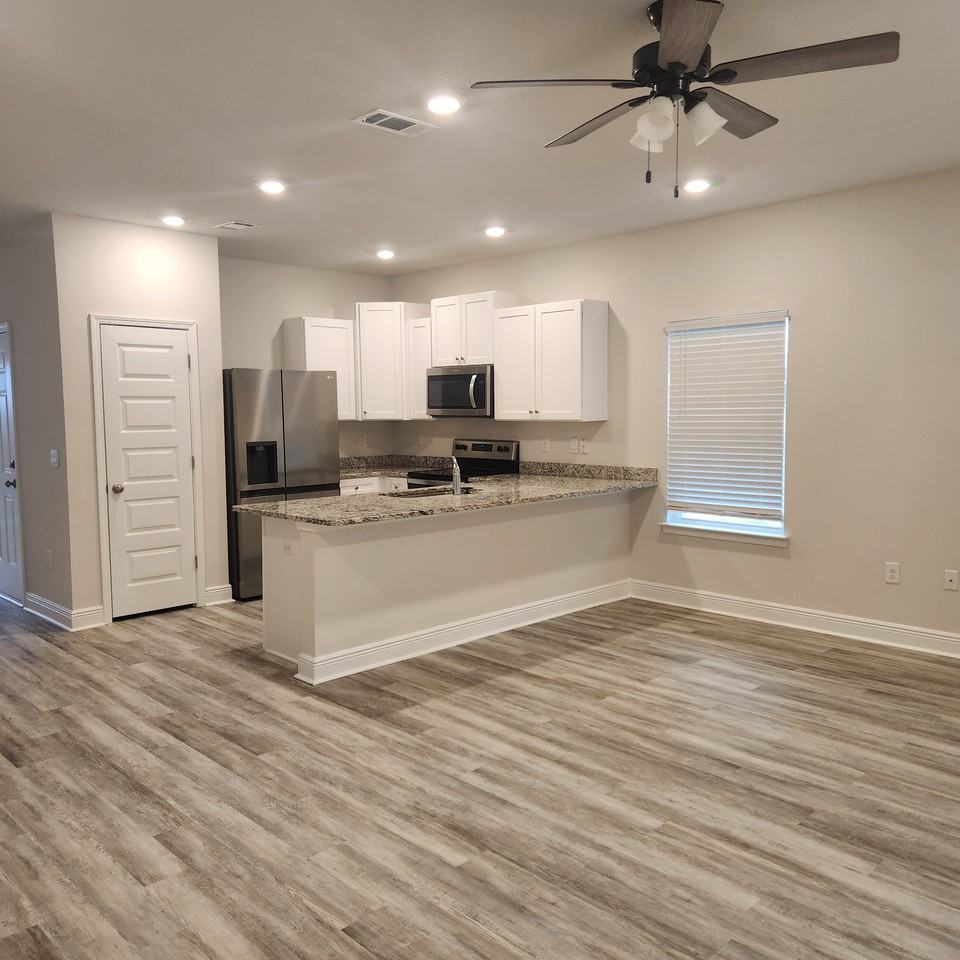 1016 Mclaren Cir - Photo 5 of 22