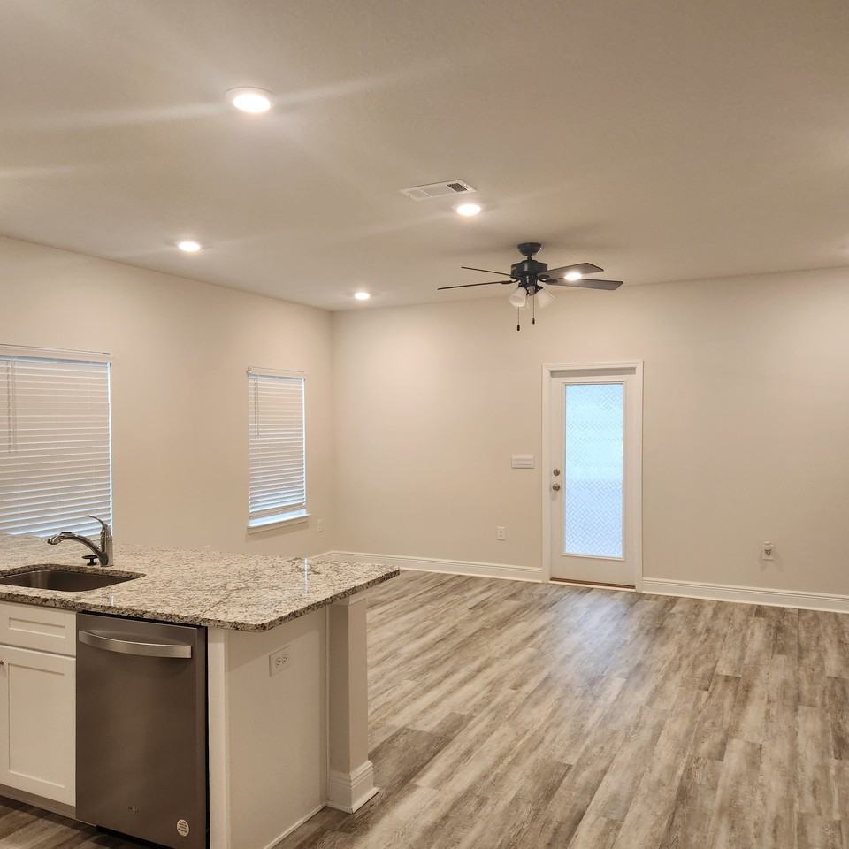 1016 Mclaren Cir - Photo 6 of 22