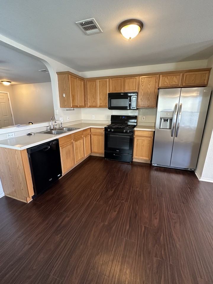 512 Crater Lake Dr - Photo 5 of 14