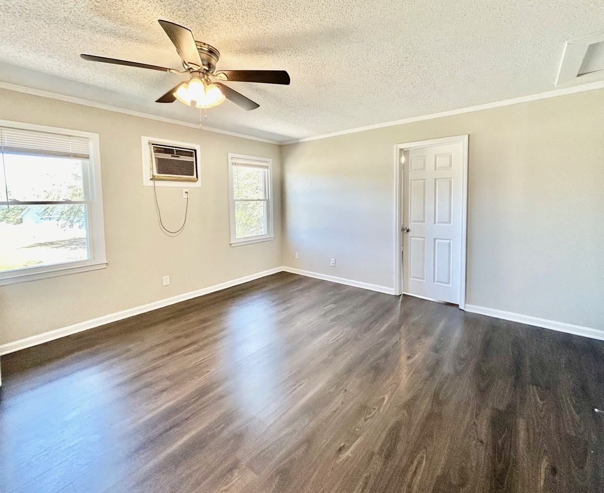 111 Calvin Ct - Photo 2 of 8