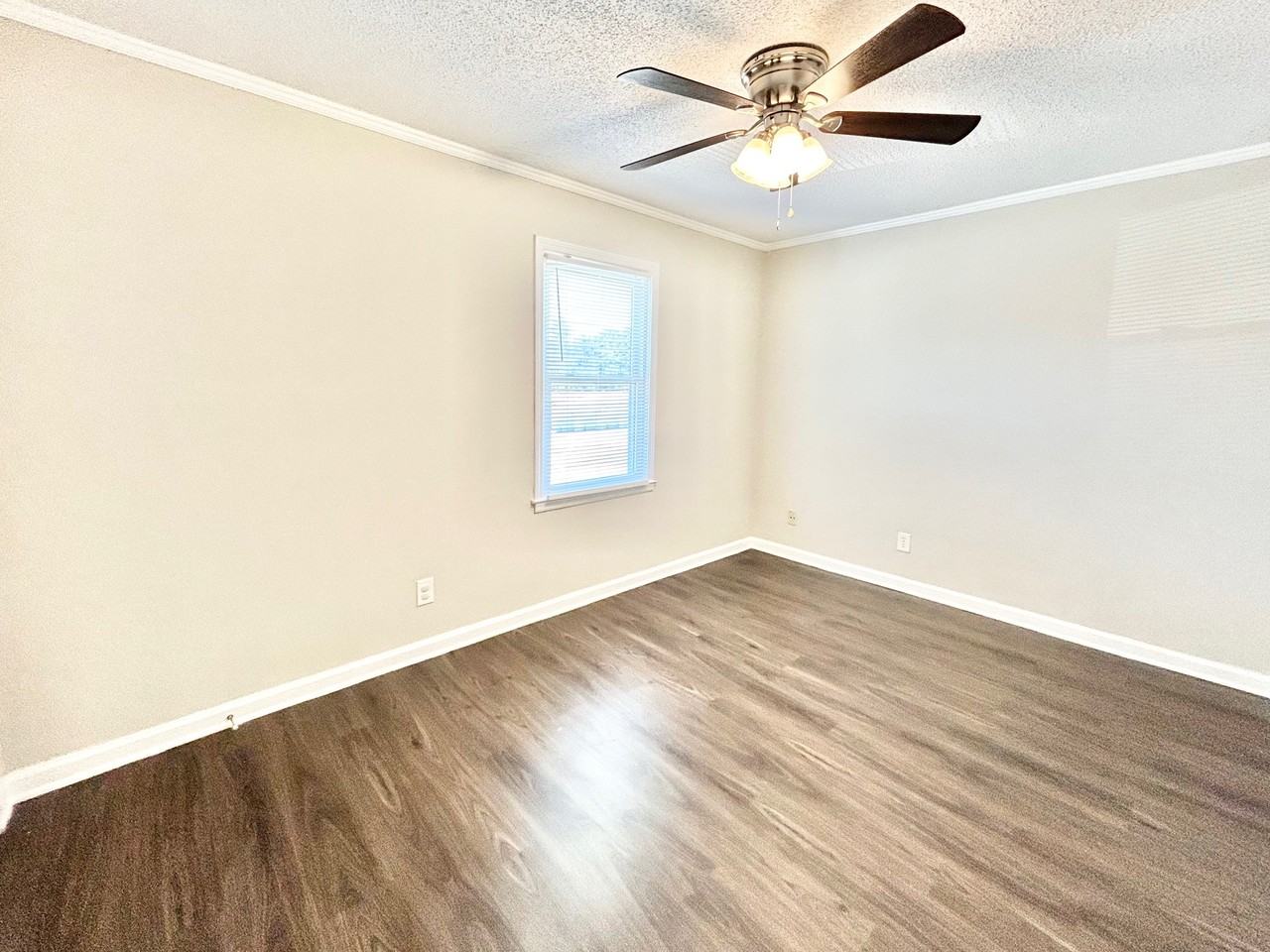 111 Calvin Ct - Photo 3 of 8