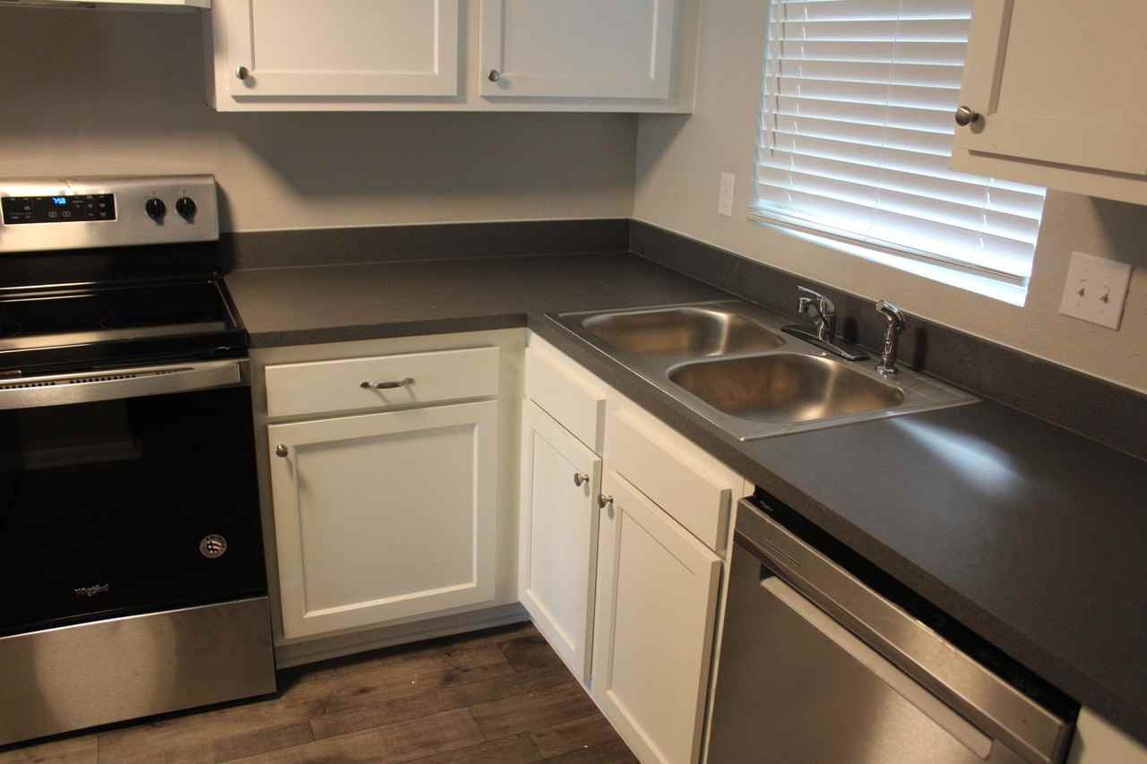 Oxford Hall Apartments - Photo 3 of 14