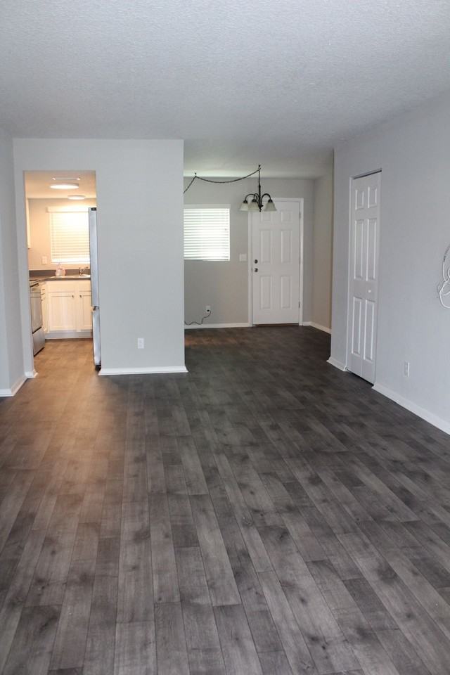 Oxford Hall Apartments - Photo 4 of 14