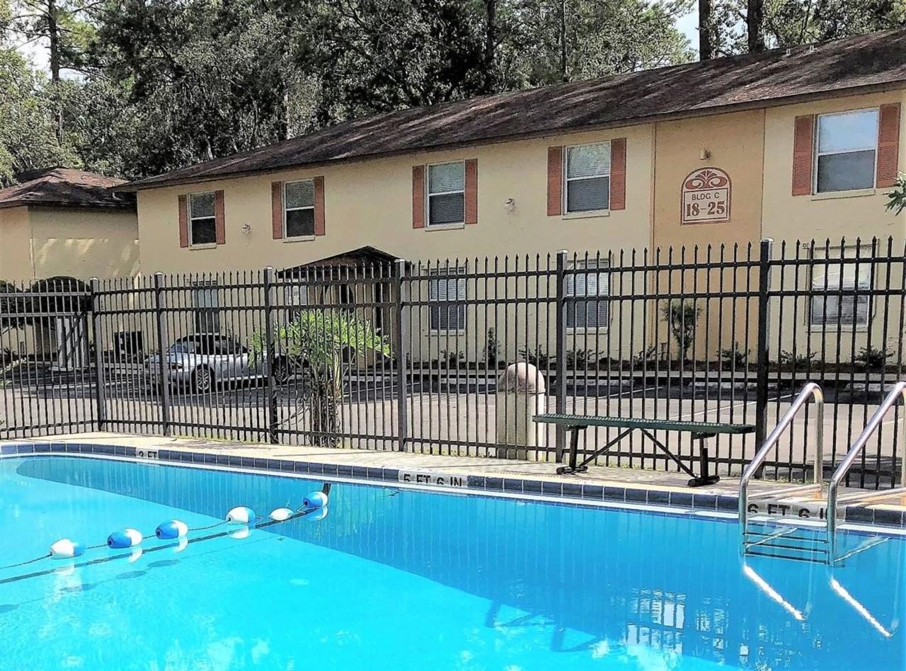 Oxford Hall Apartments - Photo 5 of 14