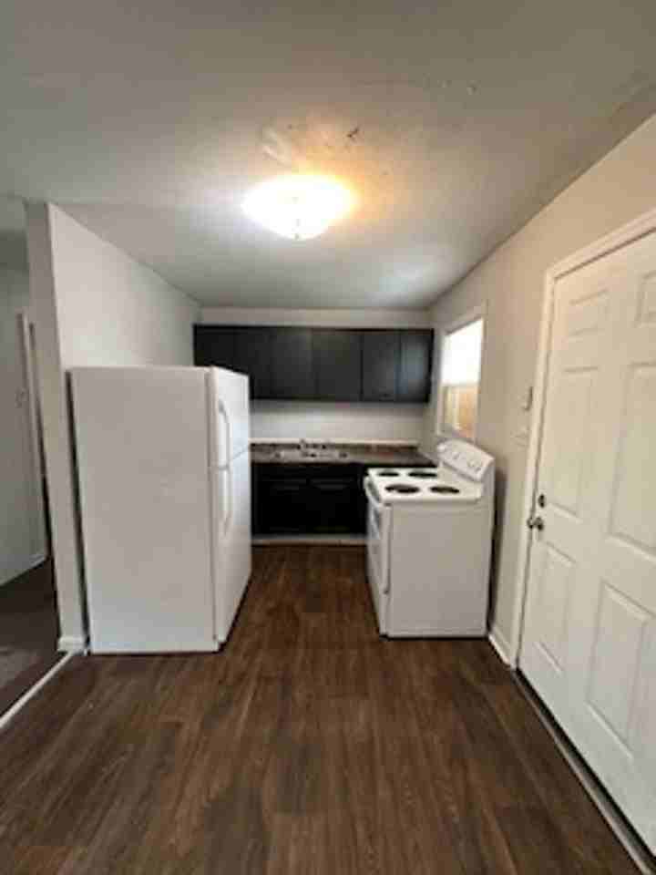 691 Saxon Ave - Photo 3 of 13