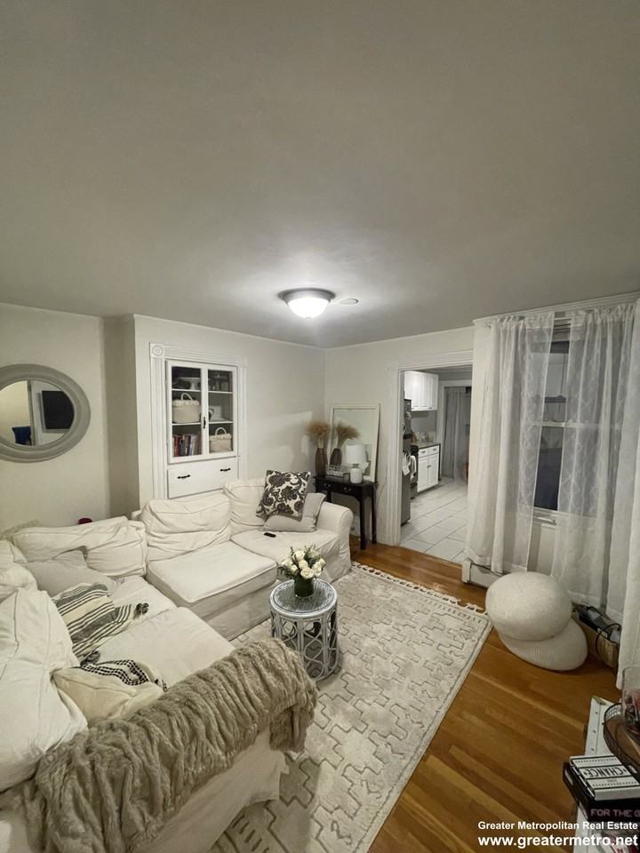 764 E 8th St #3 - Photo 2 of 8