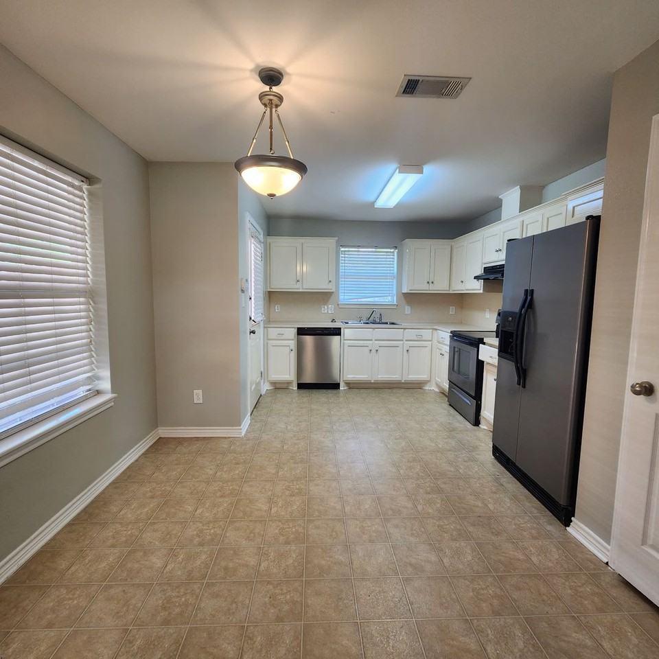 2435 S Fredonia St - Photo 3 of 10