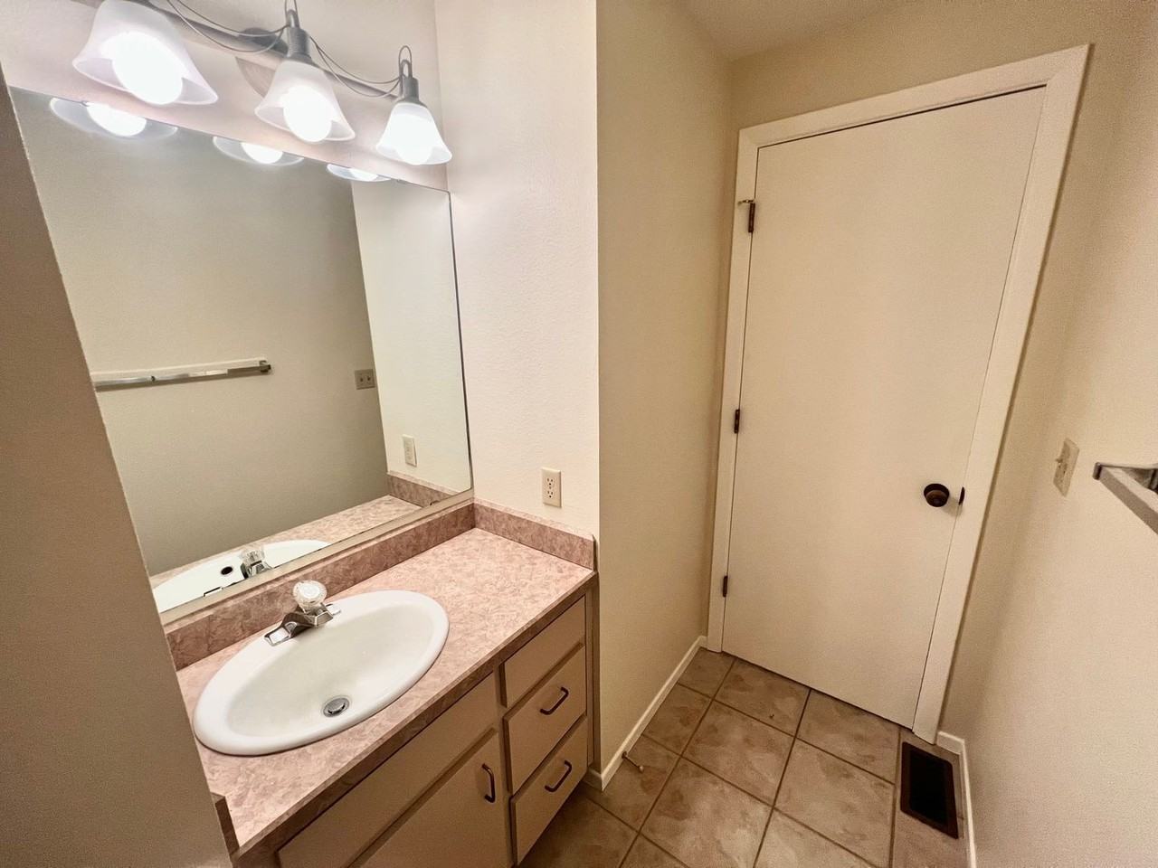 2112 Nw Harriman St - Photo 5 of 15