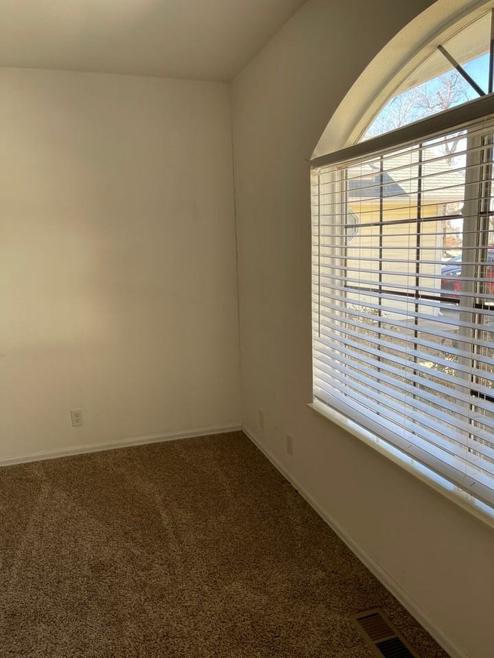 1118 Macon Ave - Photo 5 of 20