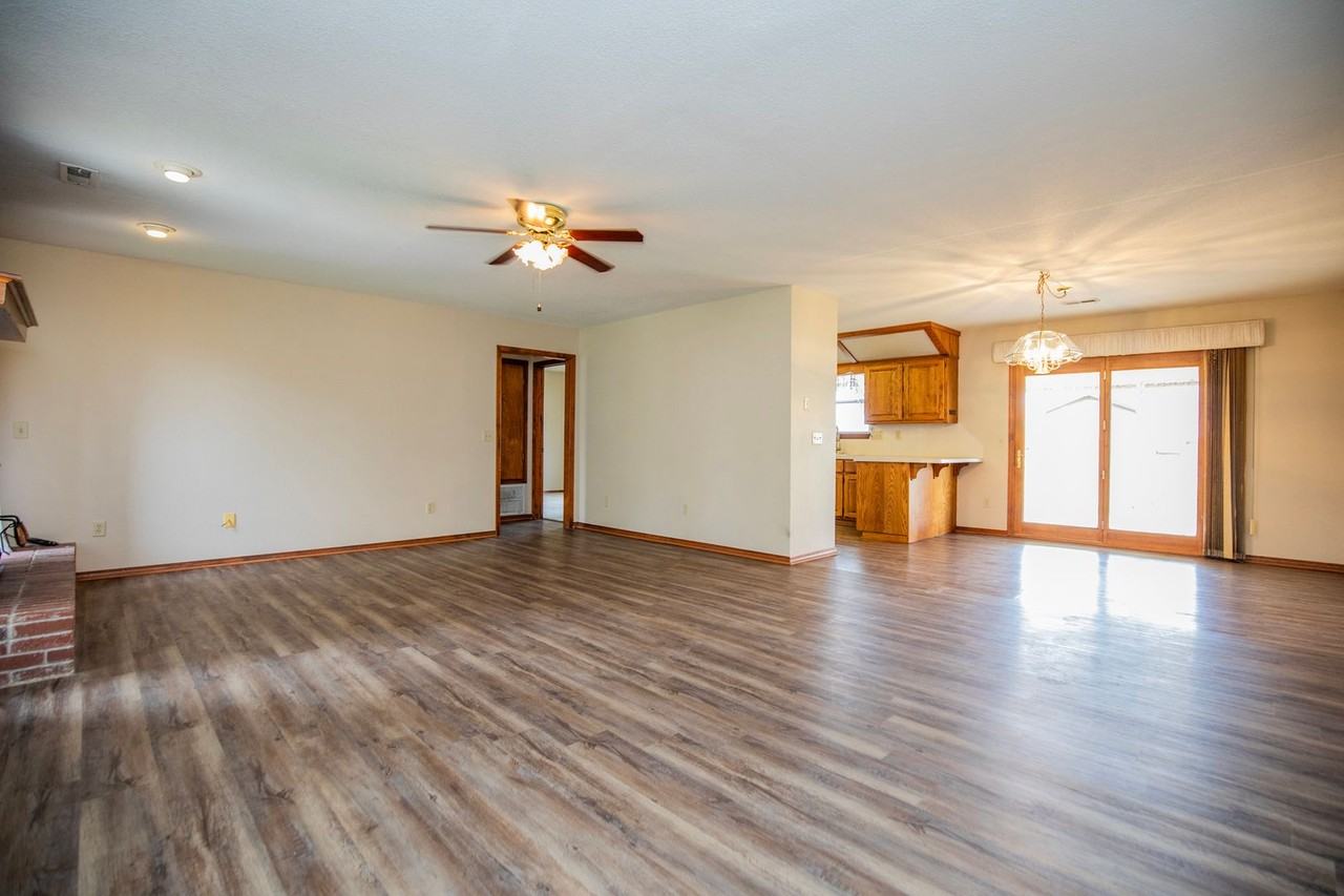 1813 Crouch St - Photo 3 of 21