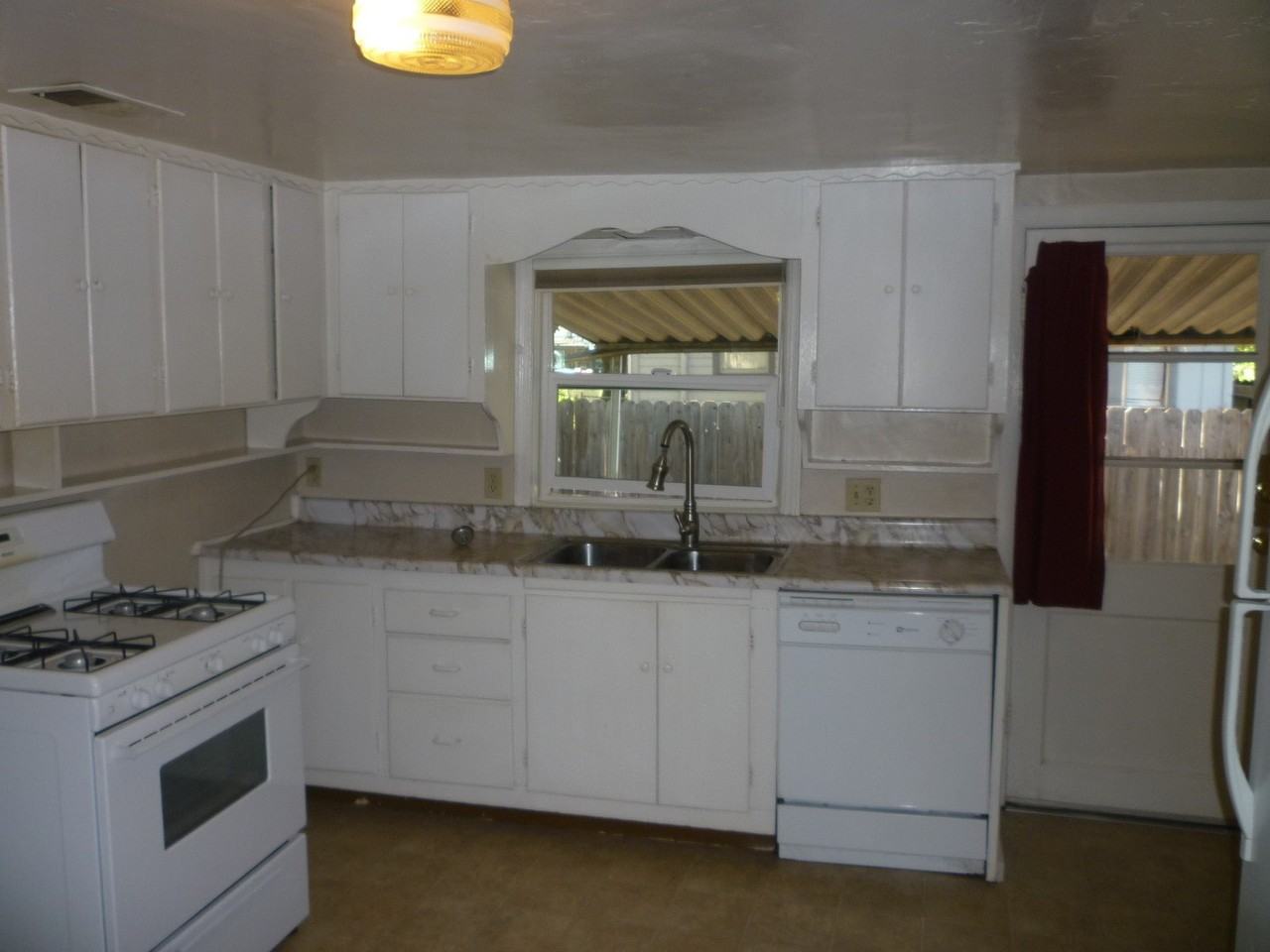 436 Maple St - Photo 3 of 9