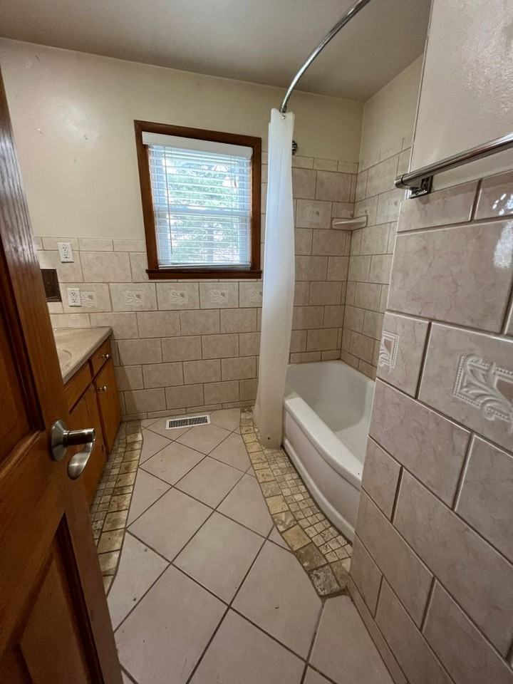 3022 Losey Blvd S - Photo 6 of 20