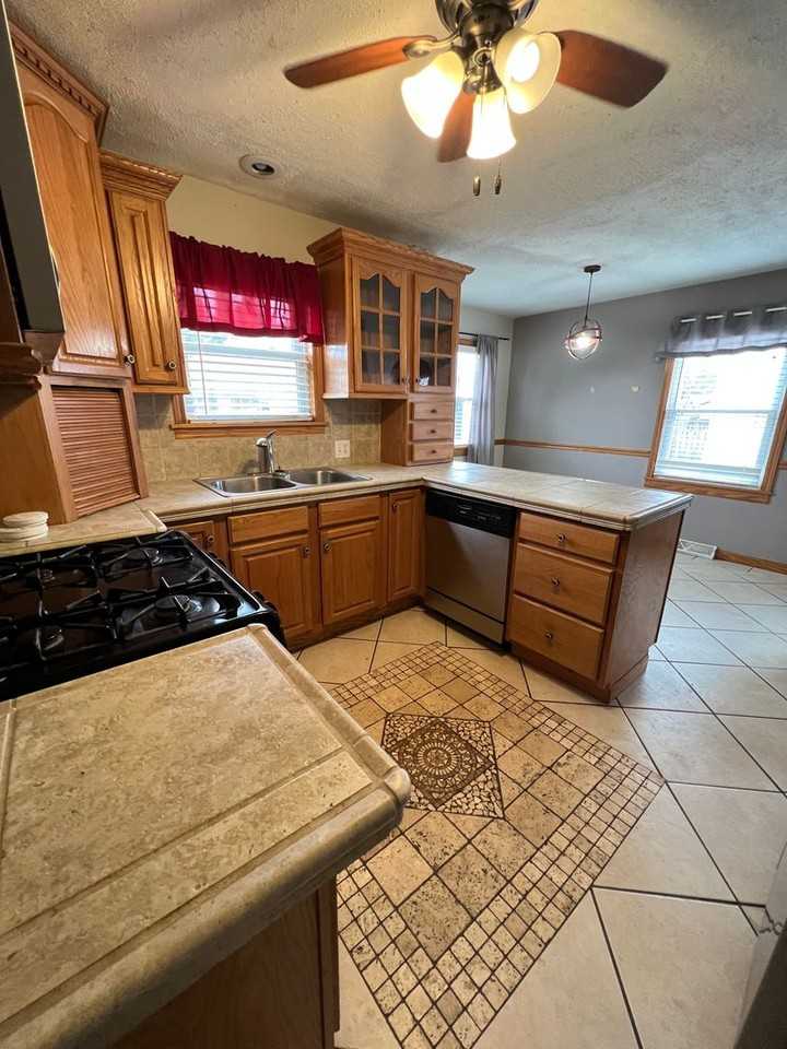 3022 Losey Blvd S - Photo 5 of 20