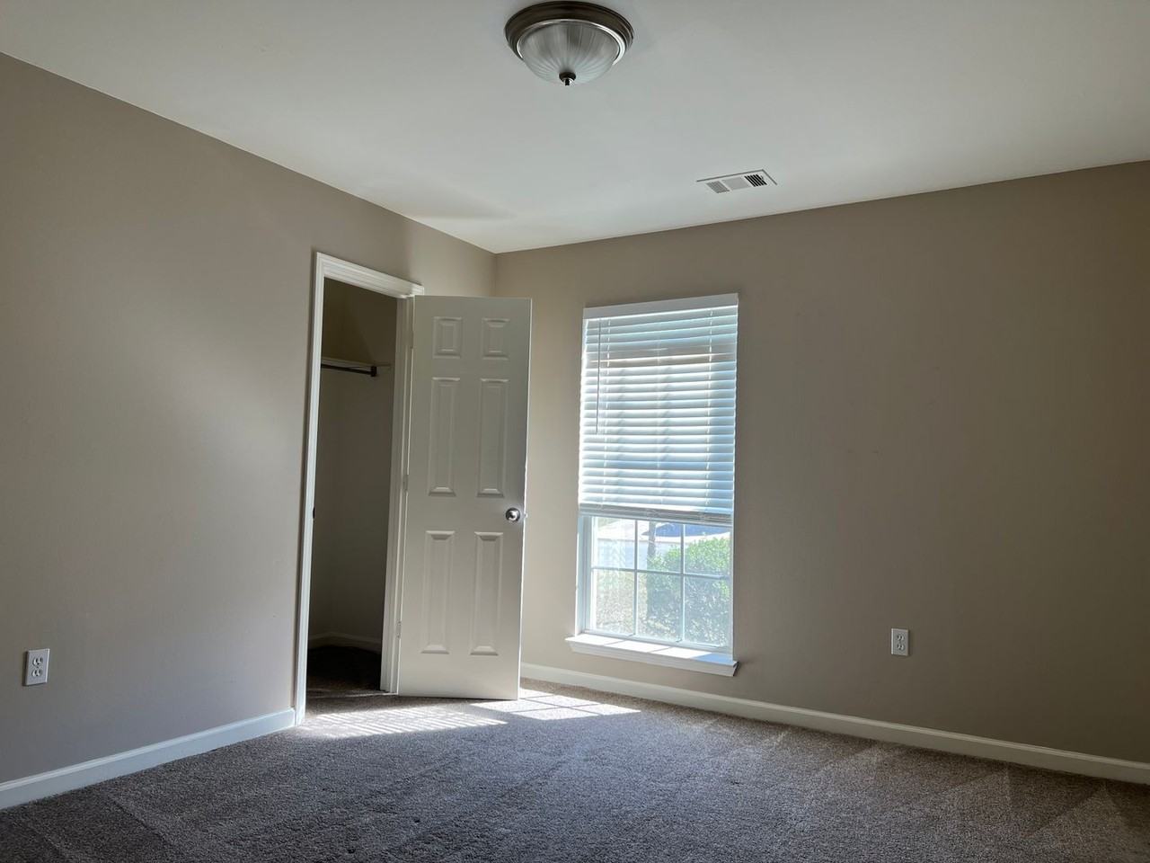 319 Autumn Dr - Photo 7 of 15