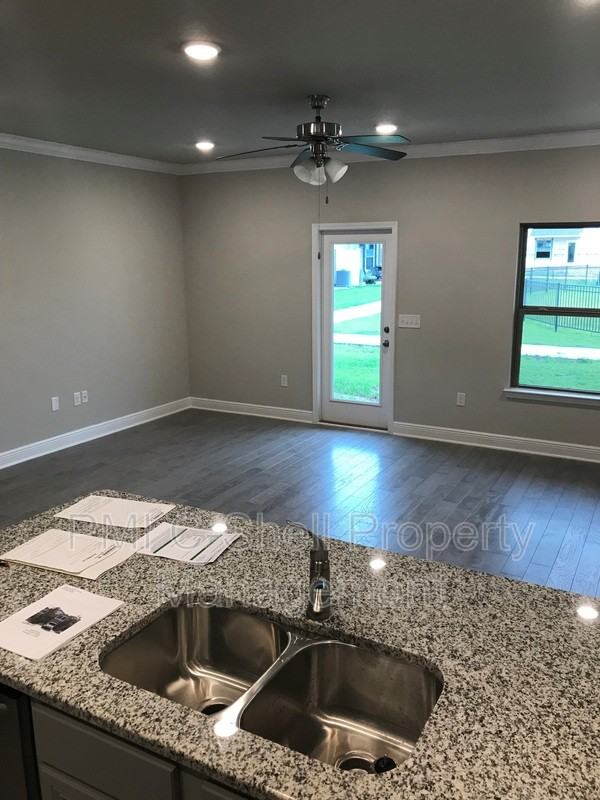 357 S E St - Photo 6 of 24