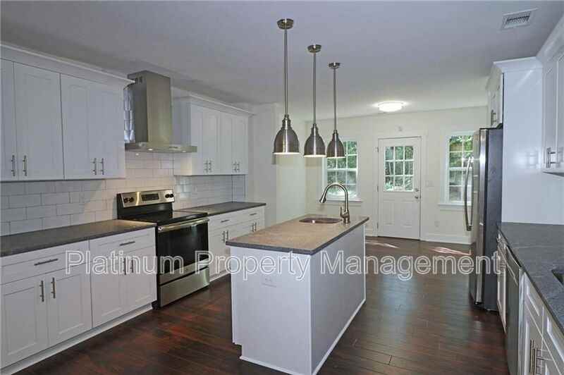 544 Erin Ave Sw - Photo 2 of 17