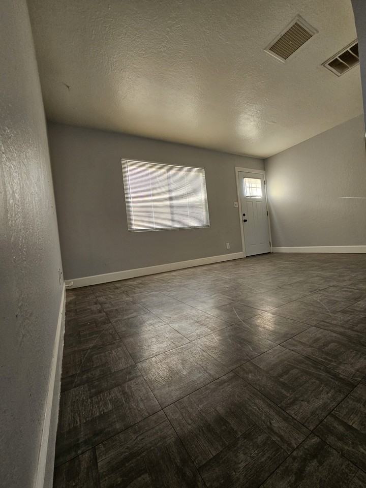 1019 South 4th Avenue - Photo 2 of 7