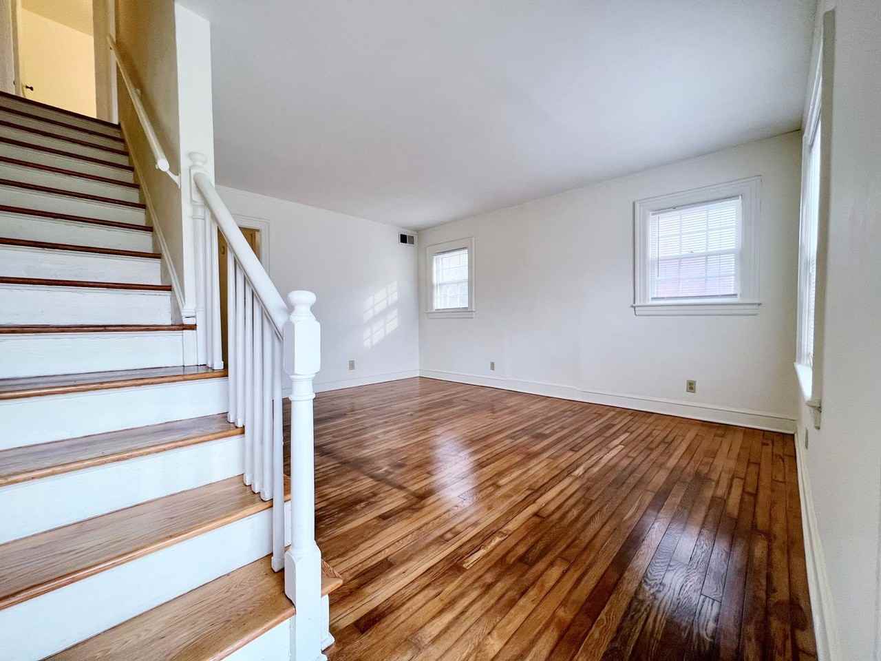 907 S Lindell Rd - Photo 2 of 15