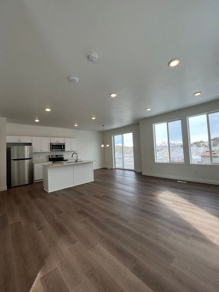 7300 - 7312 N Locust Ave - Photo 2 of 11