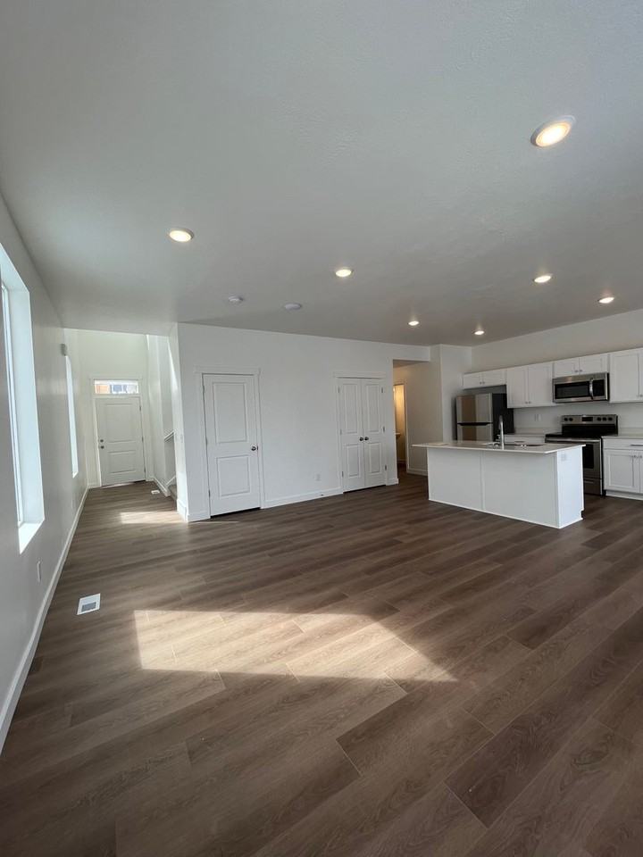 7300 - 7312 N Locust Ave - Photo 3 of 11