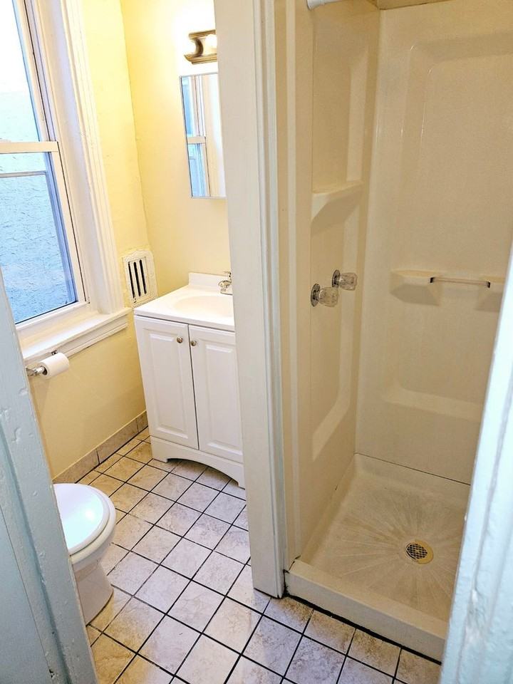 1512 Wharton St - Photo 4 of 12