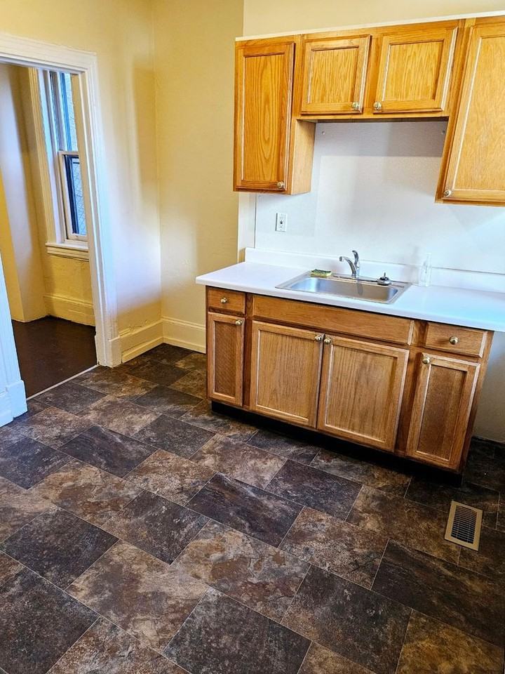 1512 Wharton St - Photo 7 of 12